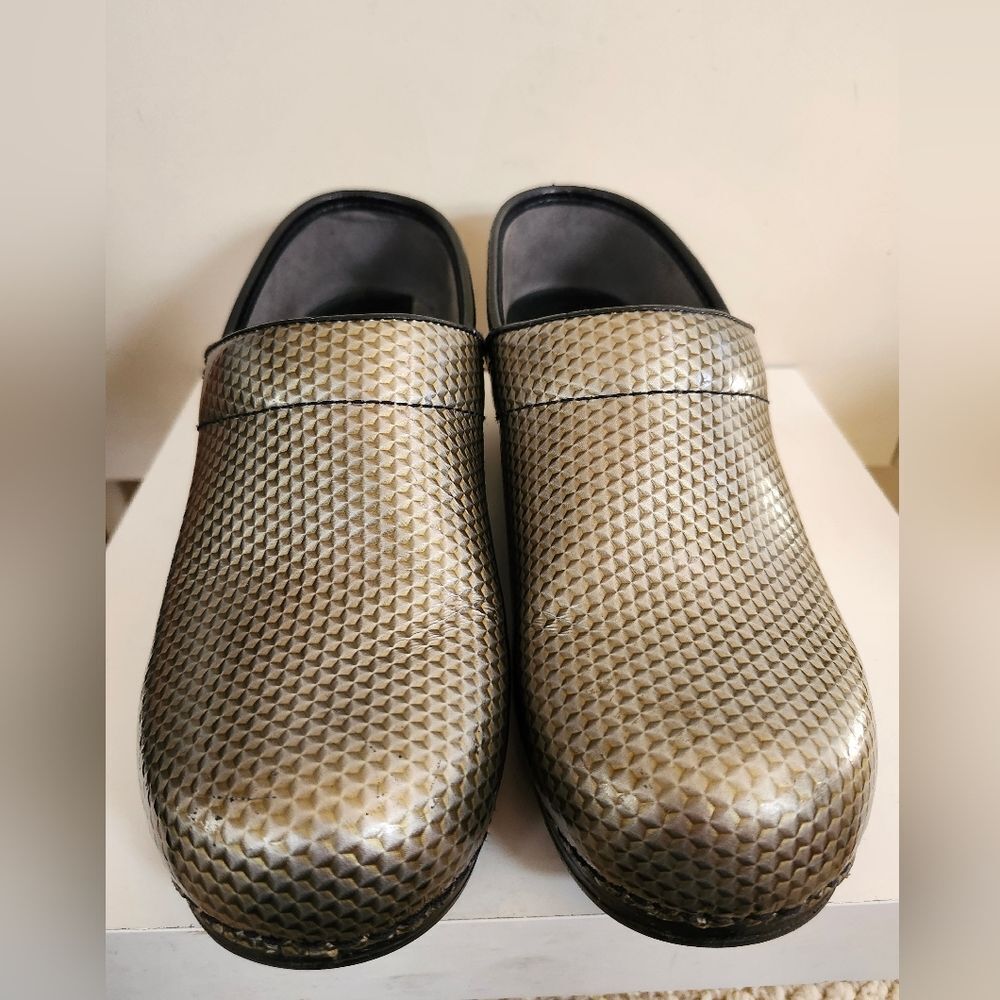 Dansko " XP" Waterproof Metallic Taupe Gray Closed Back Clogs SZ.38/8 Ret.$155 - Picture 2 of 8